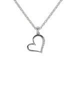 Valkokultainen, epäsymmetrinen sydänriipus. Riipuksen toista reunaa koristaa 6 timanttia. Timanttien yhteispaino 0.04 karaattia, väri H (wesselton) ja puhtausluokka SI.