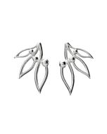 Pihla-korvakorut tappikiinnityksellä rodinoitua hopeaa. Pihla on Eelis Aleksin ensimmäinen Lumoavalle suunnittelema koru. Hänellä ei ollut selkeää mielikuvaa, millainen korusta tulisi, mutta luonto inspiraation lähteenä alkoi viemään kynää omaan suuntaans