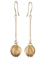 Lumikukka on suomalaisen korumuotoilun moderni klassikko. Kirkkaasta pronssista valettu pallomainen Lumikukka hehkuu lämpimän kullanhohtoisena. Avokoukut kullattua hopeaa. Korvakorut saatavissa myös hopeisina.