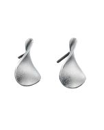 Joy-korvakorujen ilmavuus tuo mieleen virkistävän ja miellyttävän tuulenvireen aurinkoisena kesäpäivänä. Tuulessa kevyesti kahisevat lehvistö ja kukat muistuttavat nautinnollisista kävelyretkistä luonnossa.