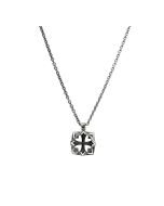 Soturi-riipus tummennetulla hopeketjulla 36/40cm. Soturi on Eelis Aleksin ensimmäinen miehille suunnittelema korusarja, ja se on ollut valikoimassamme jo vuodesta 2008 asti. Aleksi otti malliksi mantovan ristin, josta lähti muotoilemaan korua, jollaista h