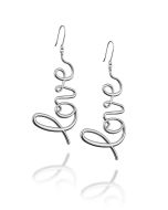 Love koukkukorvakorut hopeaa. Korvakorujen koko 21,5x36mm. Love-sarja sai alkunsa rakkaudesta, maailmankaikkeuden suurimmasta voimasta. Jokainen tuntee ja ilmaisee sitä omalla tavallaan. Rakkauden kohteena voi olla pikkusisko, ystävät, lemmikkikilpikonna,