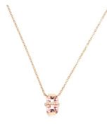 Efva Attling Little Bend Over kaulakoru. Kultainen kaulakoru jossa on kaunis morganiitti ja timenatteja. Riipus on 7x13mm kokoinen ja ketjun mitta on säädettävissä 42/45cm mittaiseksi. Timantit painavat yhteensä 0,06ct. 