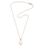 Efva Attling kaulakoru 18K keltakultaa 45cm ketjulla. Riipuksessa on briljanttihiotut timantit, joiden yhteispaino on 0,06ct.