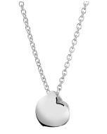 Hali-riipus rodinoitua hopeaa.Säädettävä ketjun pituus 42/45cm.Korun koko 29x26mm. Heikki Hartikaisen muotoilema Hali on yksi suosituimmista korusarjoistamme. Siitä löytyy sydämen malli, mutta leikkisällä tavalla. Hali valmistetaan hopea- tai kultalevystä